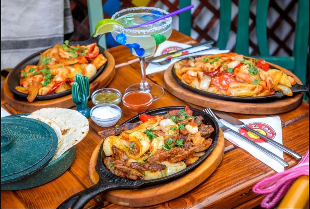 Fajitas de pui și vită în tigăi încinse, cu margarita